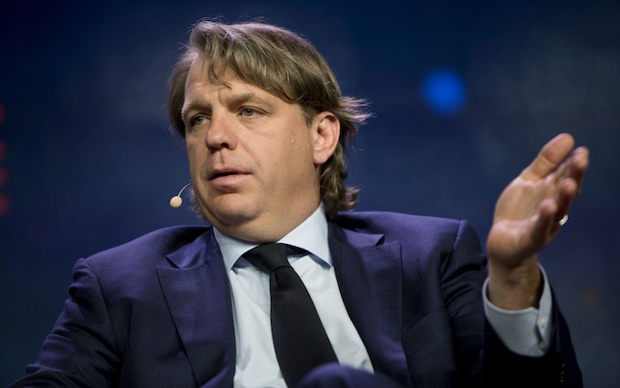 ông Todd Boehly  - chủ mới của Chelsea đã bị chỉ trích vì nhận vơ Mohamed Salah là sản phẩm của lò đào tạo Chelsea.